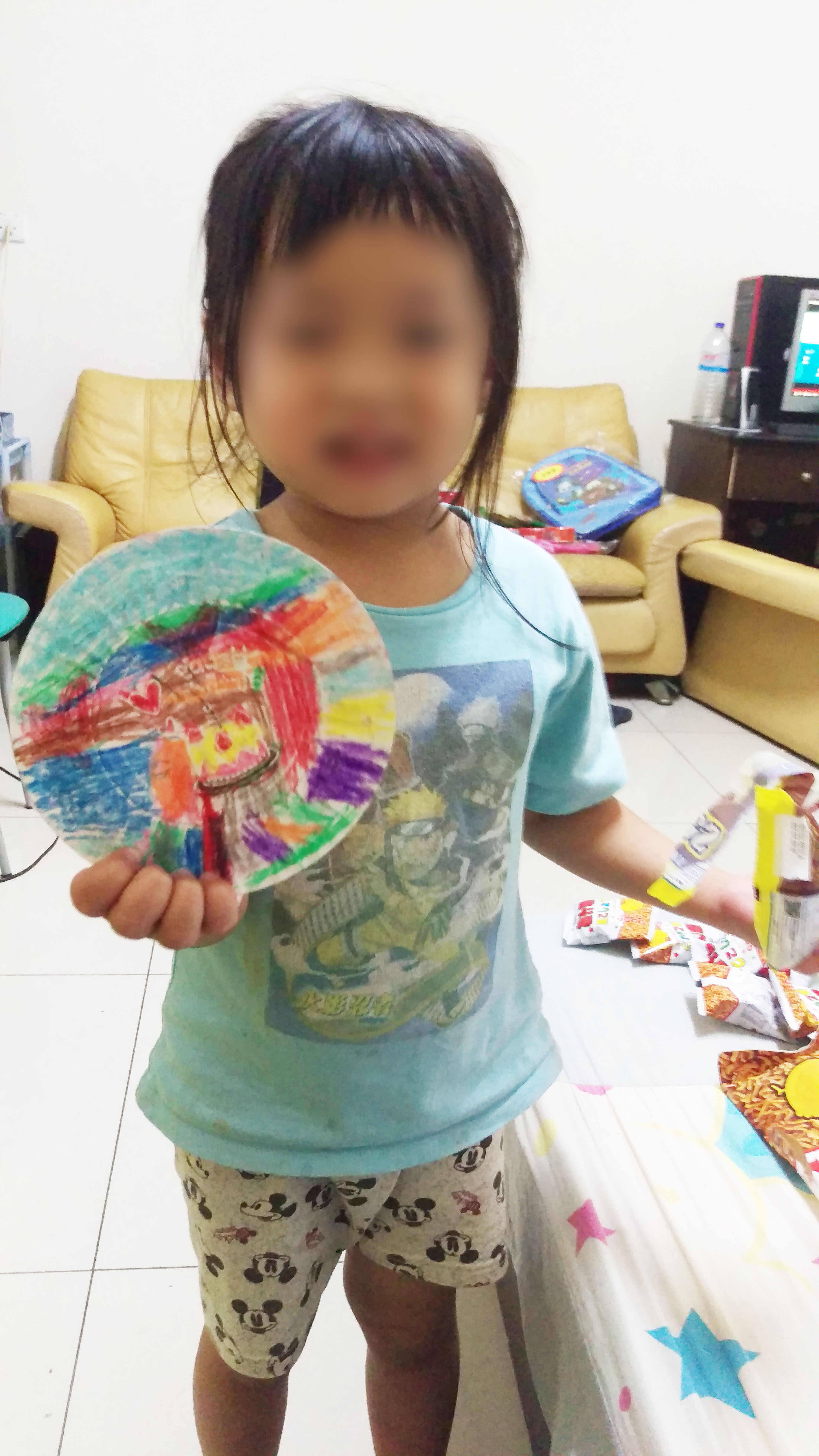 4歲的美美開心地分享她親手做給媽媽的卡片