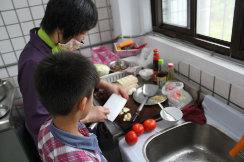 兒福聯盟窮食大作戰-無處可去的餐車母子